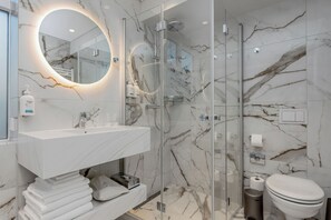 Studio, flere senger, kjøkken (Separate Bath) | Bad | Dusj, hårføner, håndklær og såpe