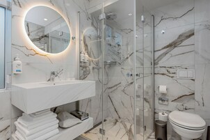 Twin Studio with Sofa Bed and Bathtub | Baðherbergi | Sturta, hárblásari, handklæði, sápa