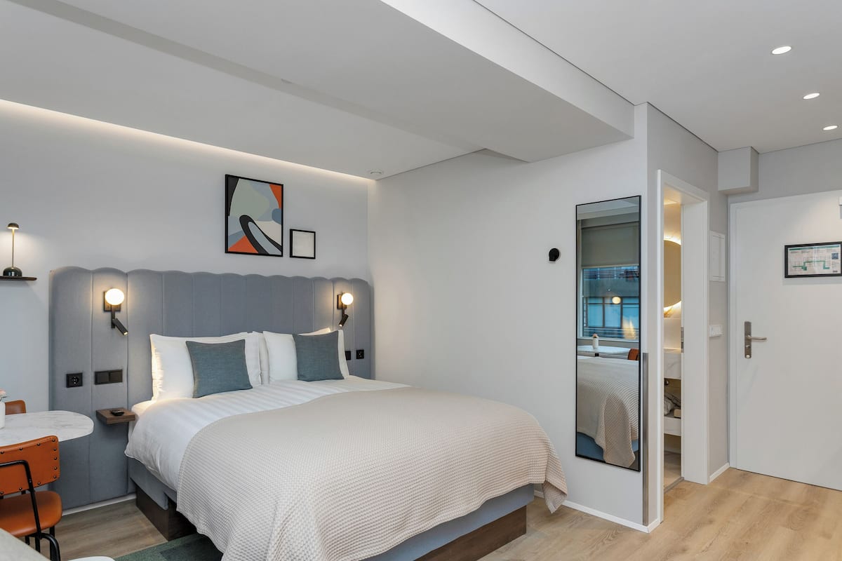 Studio, 1 Queen Bed with Sofa bed (Full Kitchen) | In-room safe, laptop workspace, blackout curtains, soundproofing