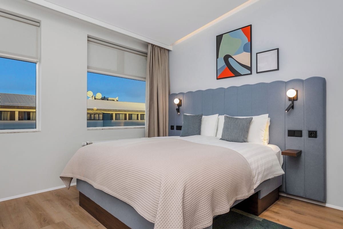 Caja de seguridad en la habitación y espacio para trabajar con laptop