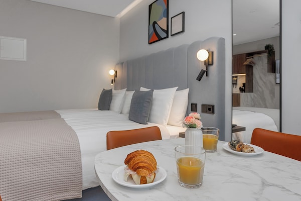 Monolocale, letti multipli, cucina | Una cassaforte in camera, postazione laptop, tende oscuranti