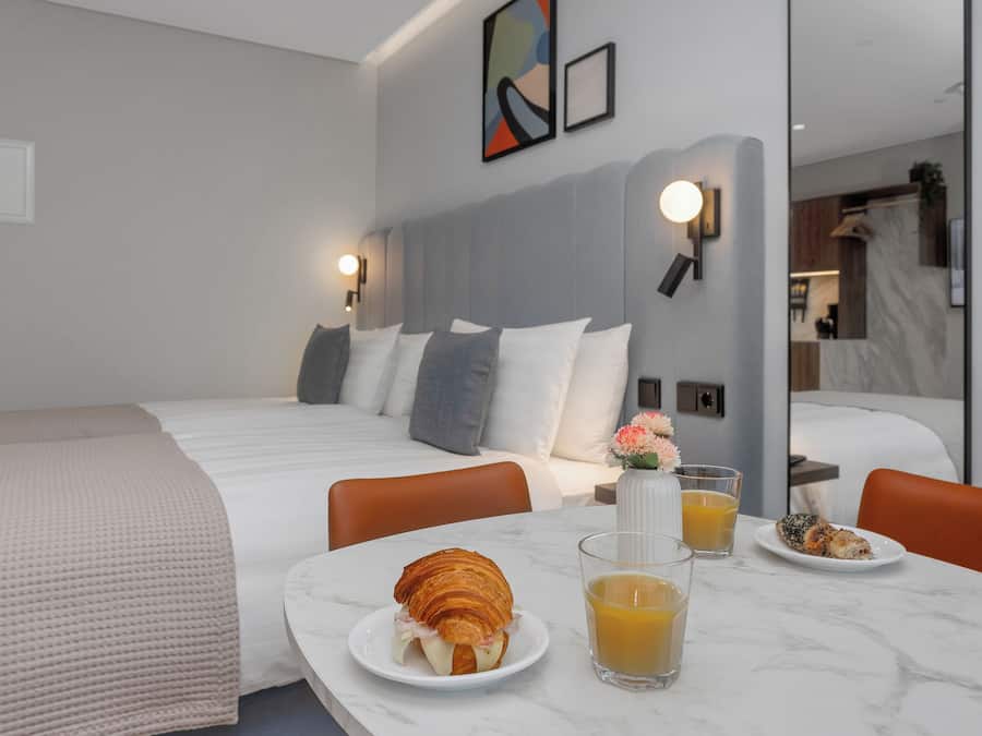 Studio, flere senger, kjøkken | Safe på rommet, skrivebord for bærbar PC og blendingsgardiner