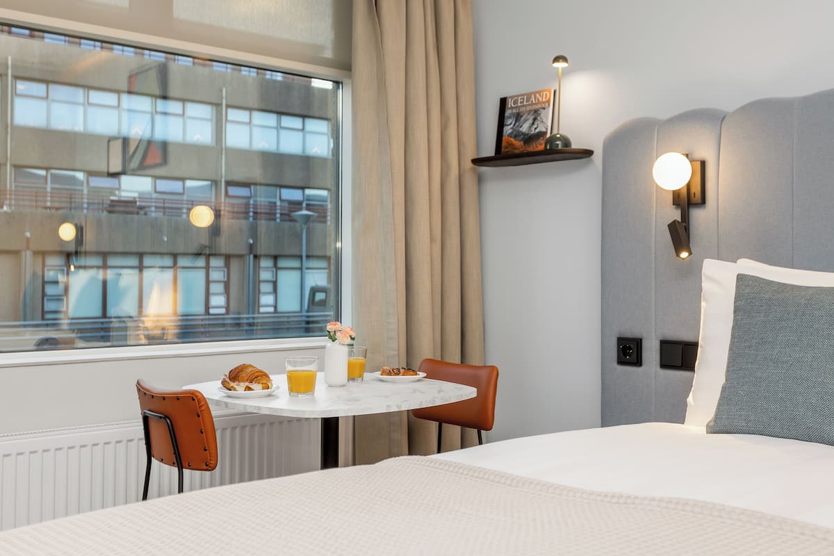 Estudio, 1 cama Queen size y sofá cama, cocina | Caja de seguridad en la habitación y espacio para trabajar con laptop