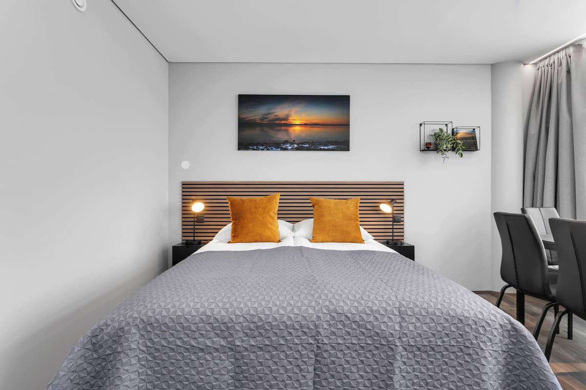 Blackout drapes, free WiFi, bed sheets