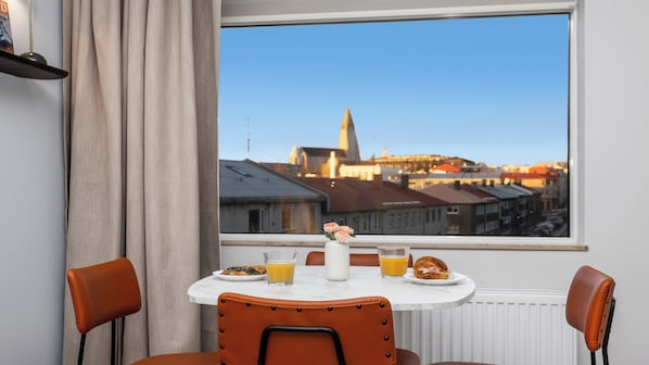 Caja de seguridad en la habitación y espacio para trabajar con laptop