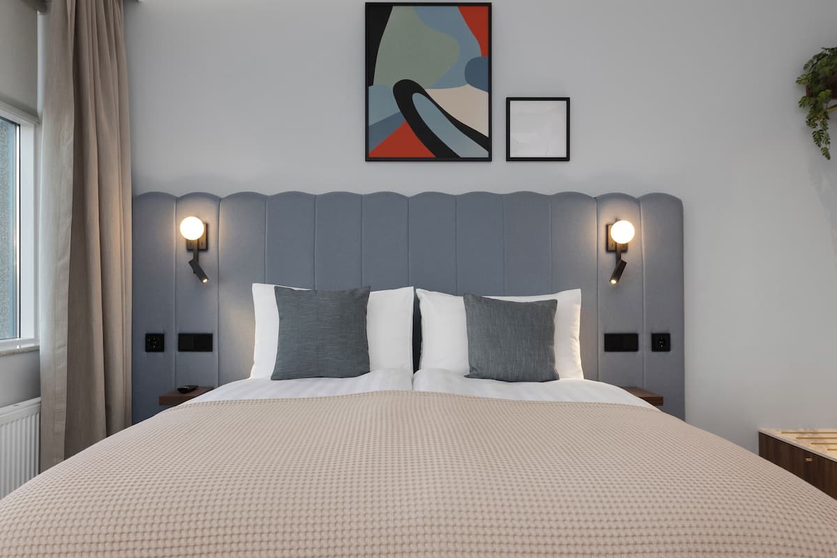 Caja de seguridad en la habitación y espacio para trabajar con laptop