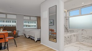 Twin Studio with Sofa Bed and Bathtub | ตู้นิรภัยในห้องพัก, พื้นที่ทำงานแบบใช้แล็ปท็อป, ผ้าม่านกันแสง