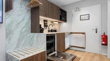 Réfrigérateur, micro-ondes, plaque de cuisson, lave-vaisselle