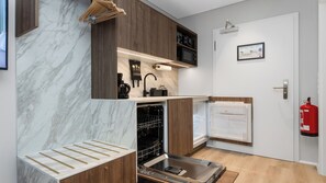 Fridge, microwave, stovetop, dishwasher - Candlewood Suites Reykjavik by IHG (Reykjavik)