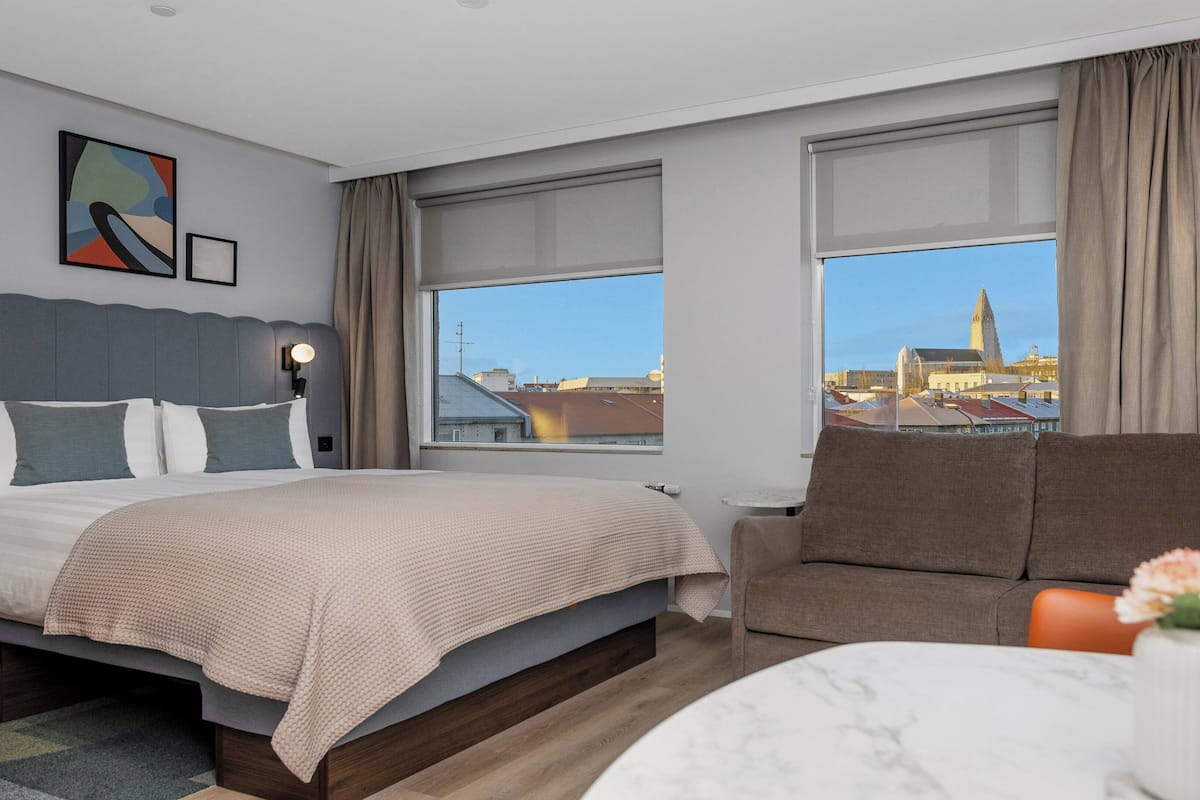 Studio, 1 Queen Bed with Sofa bed | In-room safe, laptop workspace, blackout drapes, soundproofing