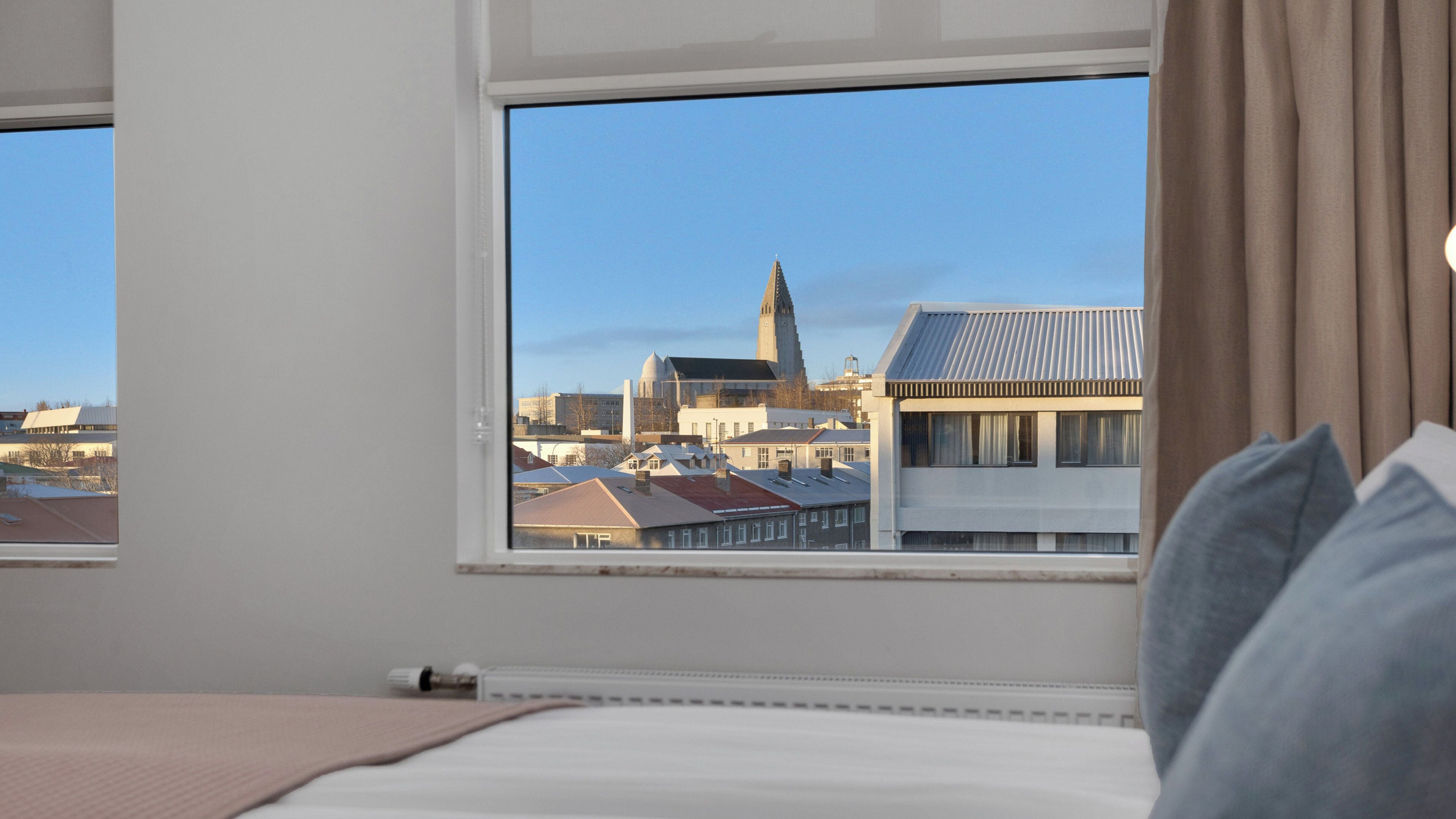 Double Studio with Hallgrimskirkja Church View | Tallelokero huoneessa, kannettavalle tietokoneelle sopiva työtila