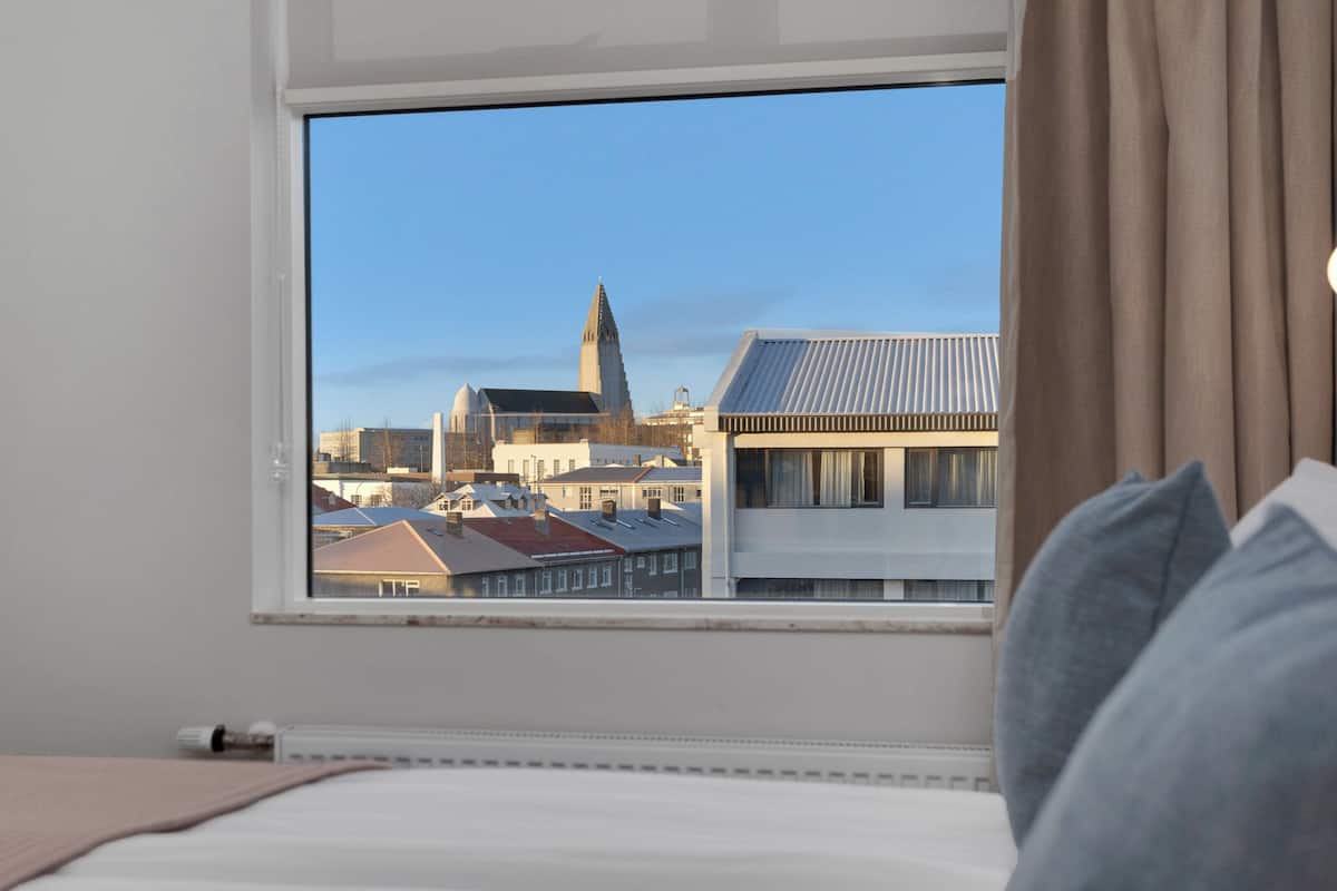 Double Studio with Hallgrimskirkja Church View | Tallelokero huoneessa, kannettavalle tietokoneelle sopiva työtila