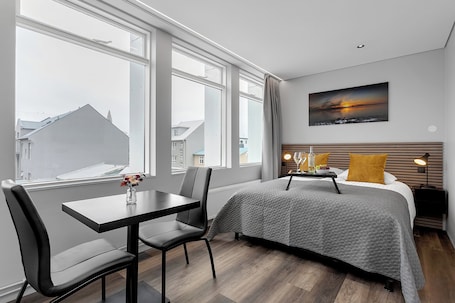 Blackout drapes, free WiFi, bed sheets