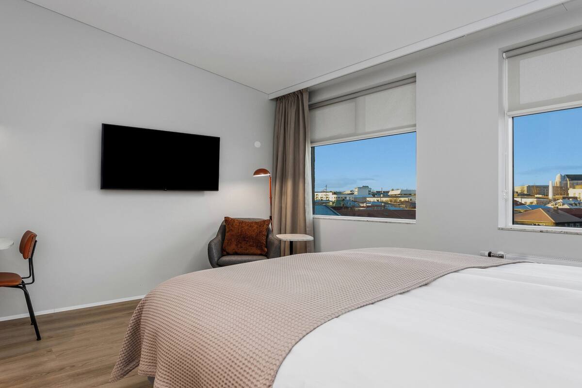 In-room safe, laptop workspace, blackout drapes, iron/ironing board