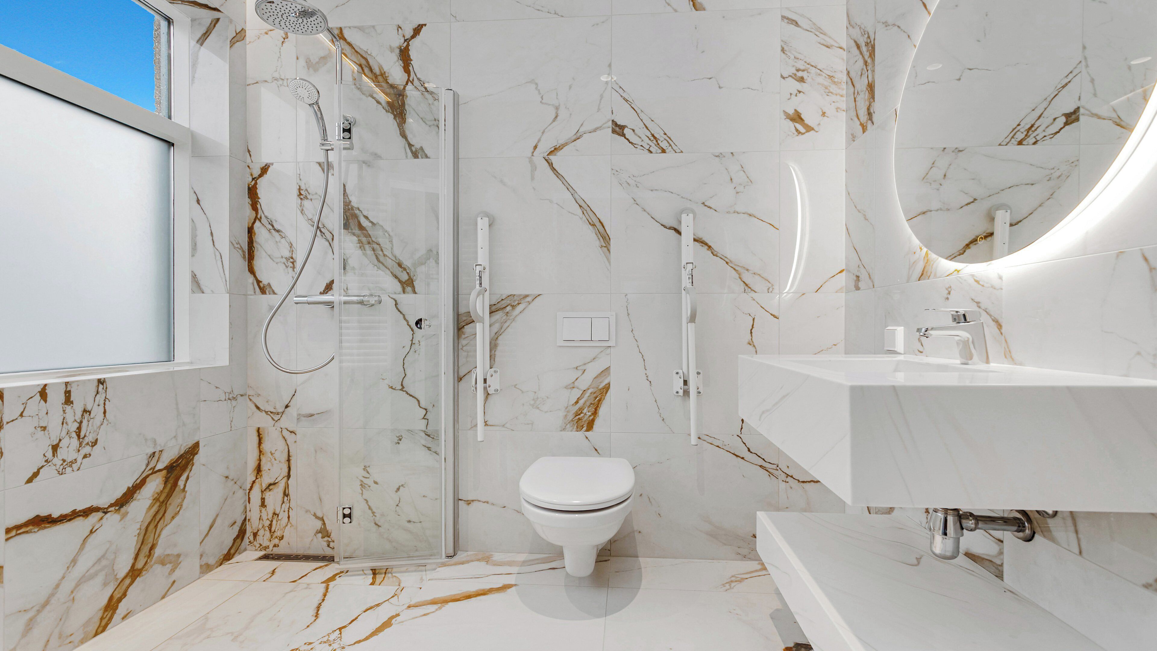 Een kluis op de kamer, een laptopwerkplek, verduisterende gordijnen