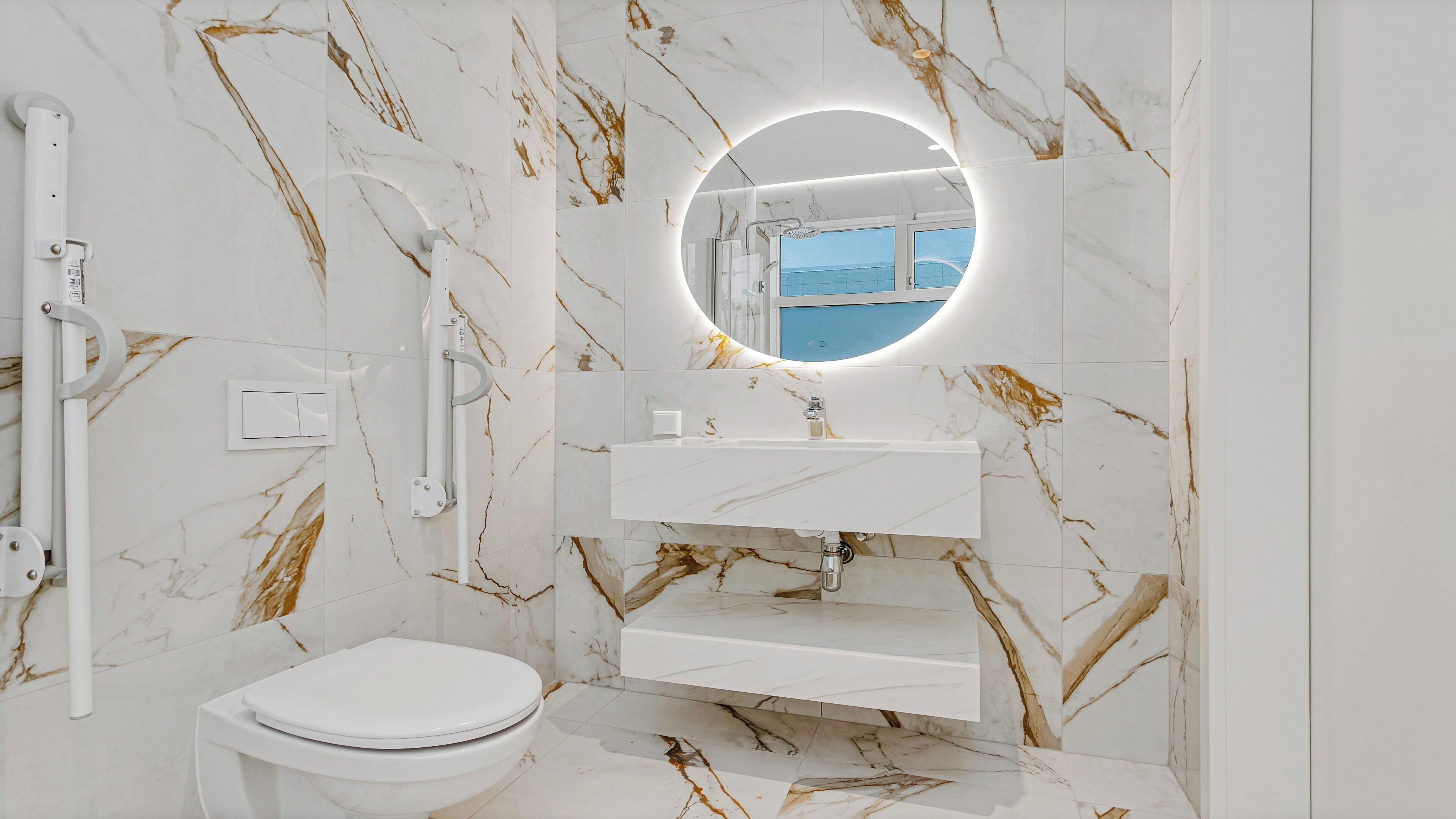 In-room safe, laptop workspace, blackout drapes, iron/ironing board