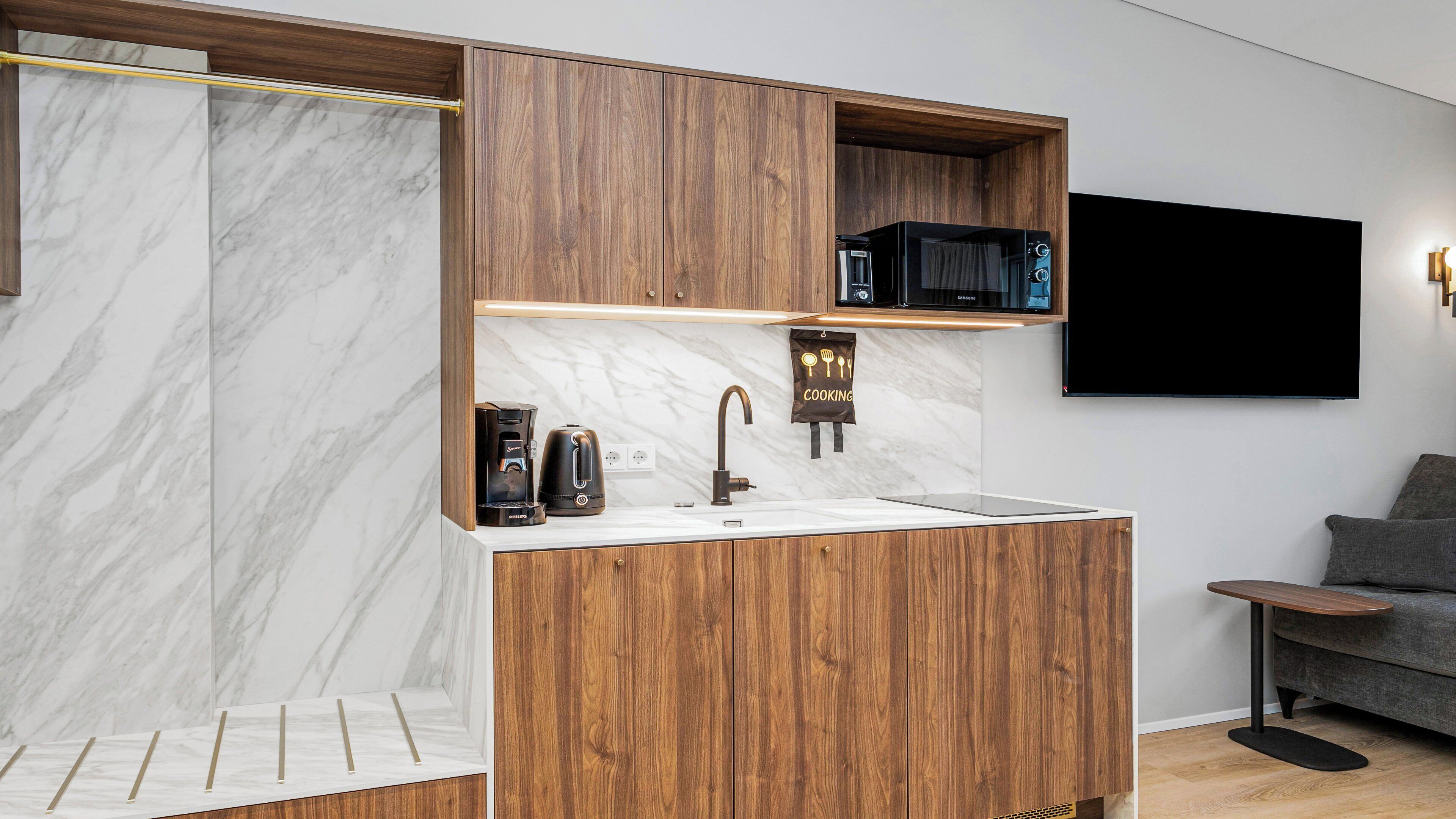 Brankas, ruang kerja ramah laptop, dan tirai kedap cahaya