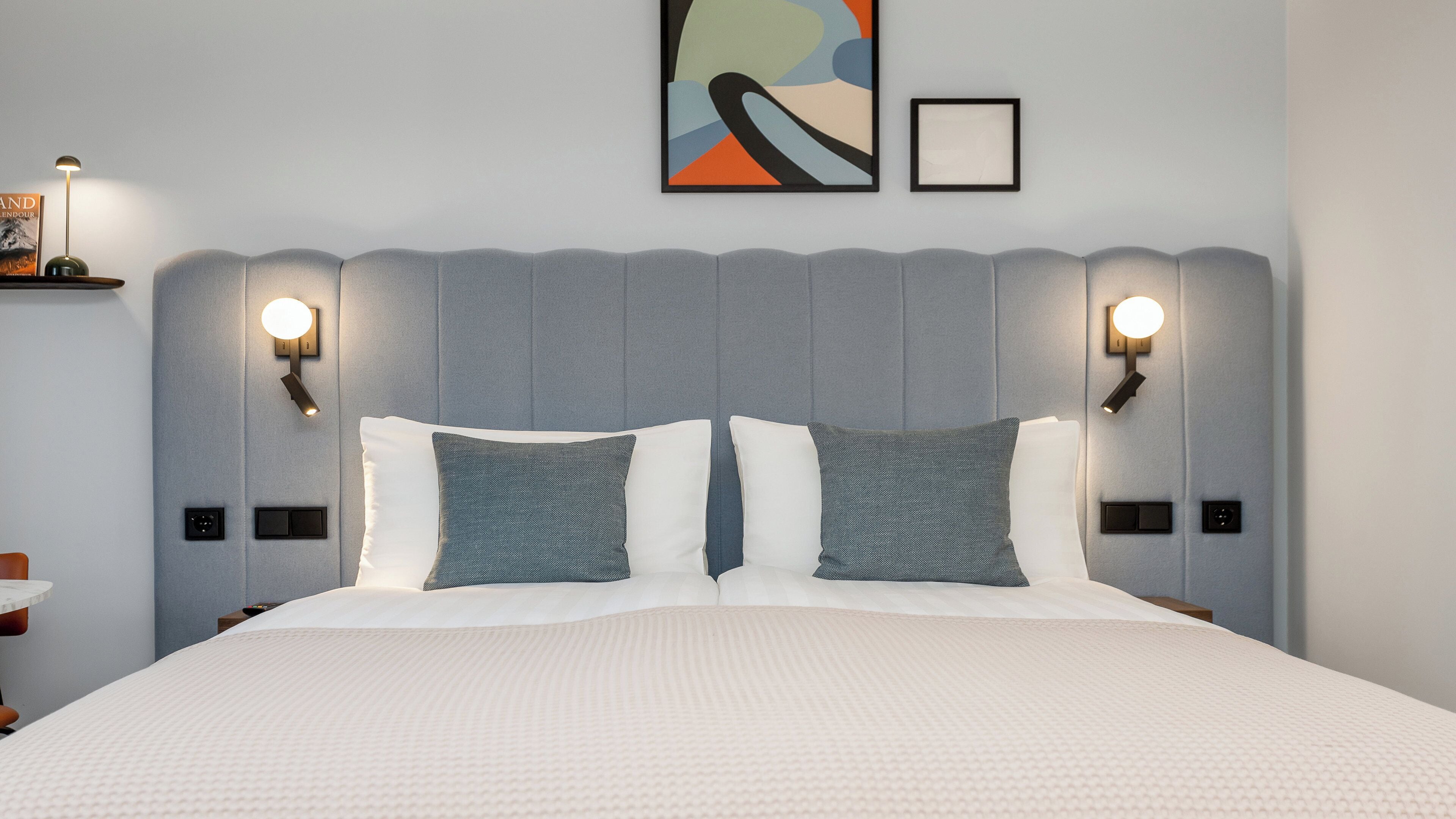 Tallelokero huoneessa, kannettavalle tietokoneelle sopiva työtila