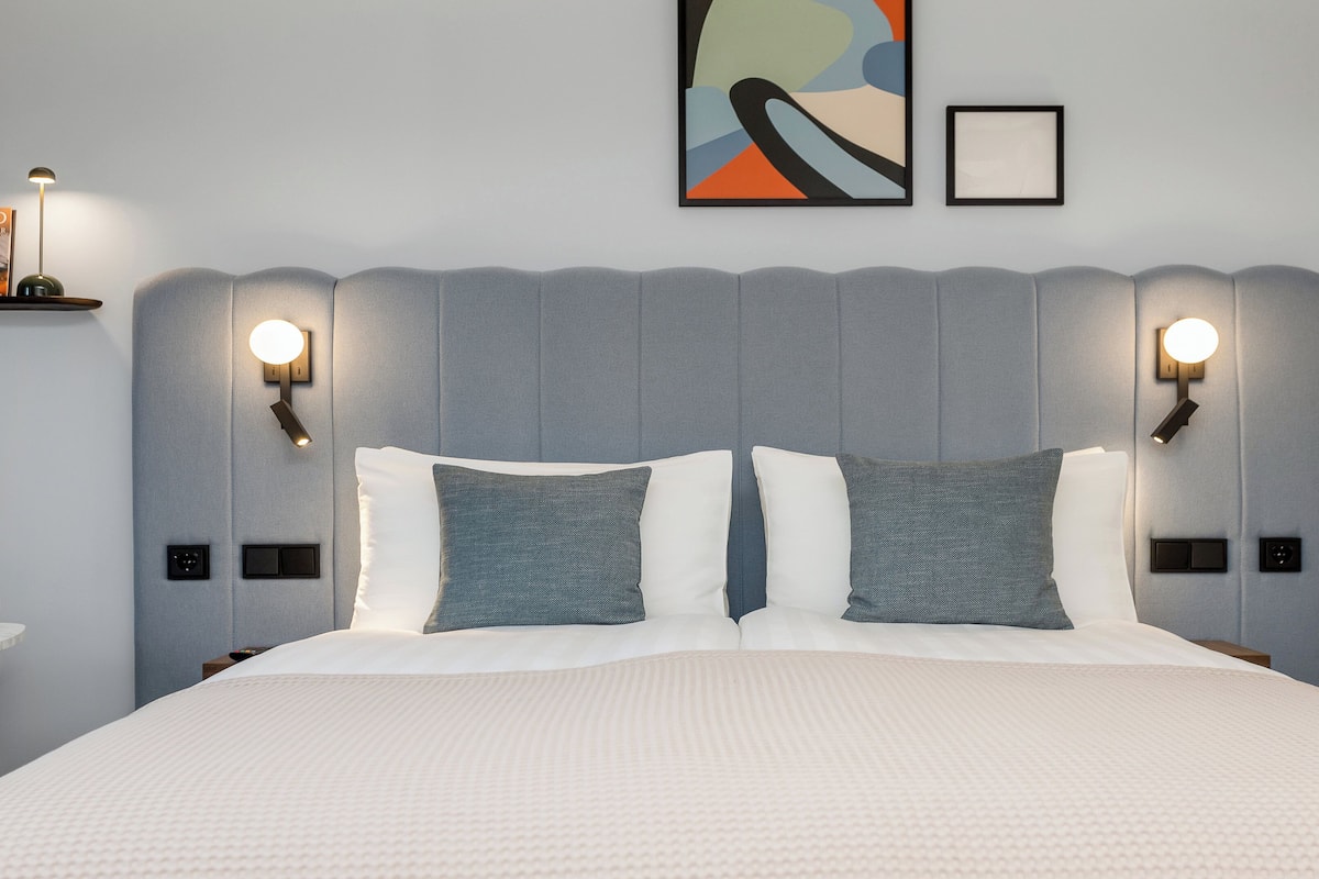 Tallelokero huoneessa, kannettavalle tietokoneelle sopiva työtila