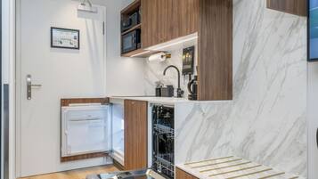 Studio, 1 Queen Bed with Sofa bed, Kitchen | Private kitchen