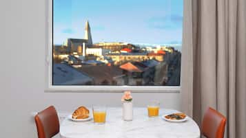 Studio, 2 enkeltsenger, kjøkken (Hallgrimskirkja Church view) | Safe på rommet, skrivebord for bærbar PC og blendingsgardiner