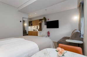 In-room safe, laptop workspace, blackout curtains, soundproofing - Candlewood Suites Reykjavik by IHG (Reykjavik)