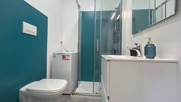Căn hộ | Phòng tắm | Buồng tắm vòi sen, chậu vệ sinh/vòi rửa, khăn tắm