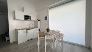 Appartamento | Cucina privata | Frigorifero, microonde, piano cottura, macchina per caffè espresso