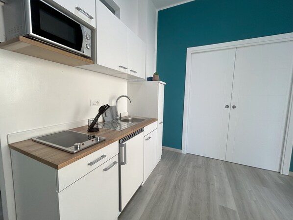 Apartamento | Cozinha privada | Geladeira, micro-ondas, cooktop, máquina de café expresso