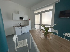 Apartamento família | Cozinha privada | Geladeira, micro-ondas, cooktop, máquina de café expresso