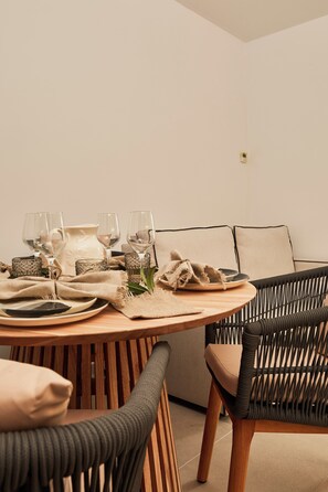 ดีลักซ์อพาร์ทเมนท์, ระเบียง | บริเวณนั่งเล่น | สมาร์ททีวี 32 นิ้ว พร้อมช่องเคเบิล