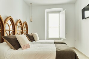 Apartamento Deluxe, balcón, vistas al patio | Sistema de insonorización, tabla de planchar con plancha, wifi gratis