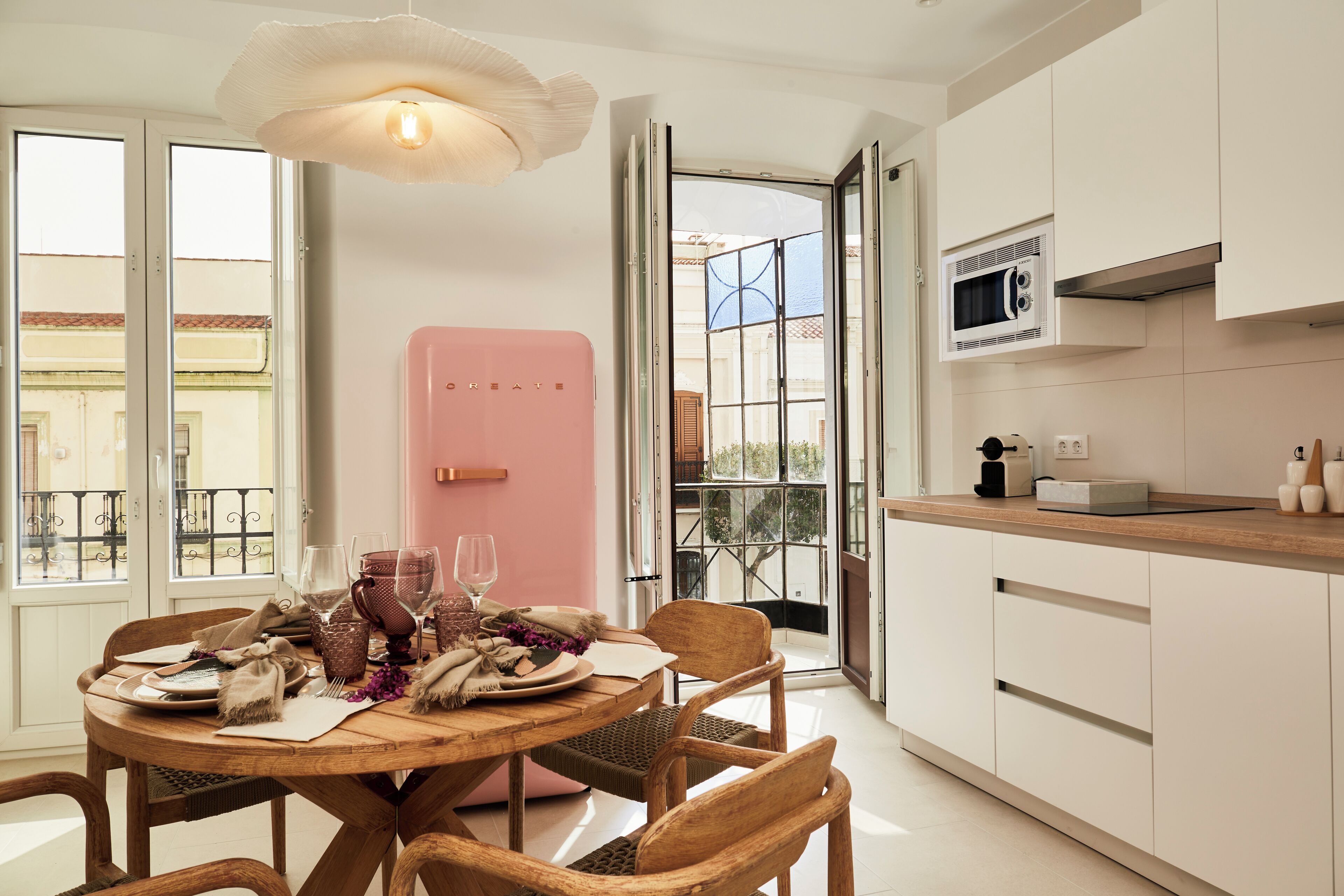 Deluxe appartement, balkon, uitzicht op stad | Geluiddichte muren, een strijkplank/strijkijzer, gratis wifi