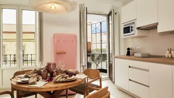 Deluxe appartement, balkon, uitzicht op stad | Geluiddichte muren, een strijkplank/strijkijzer, gratis wifi