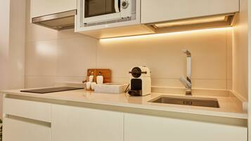Apartamento Deluxe | Cocina privada | Máquina de café espresso, cafetera o tetera y hervidor eléctrico