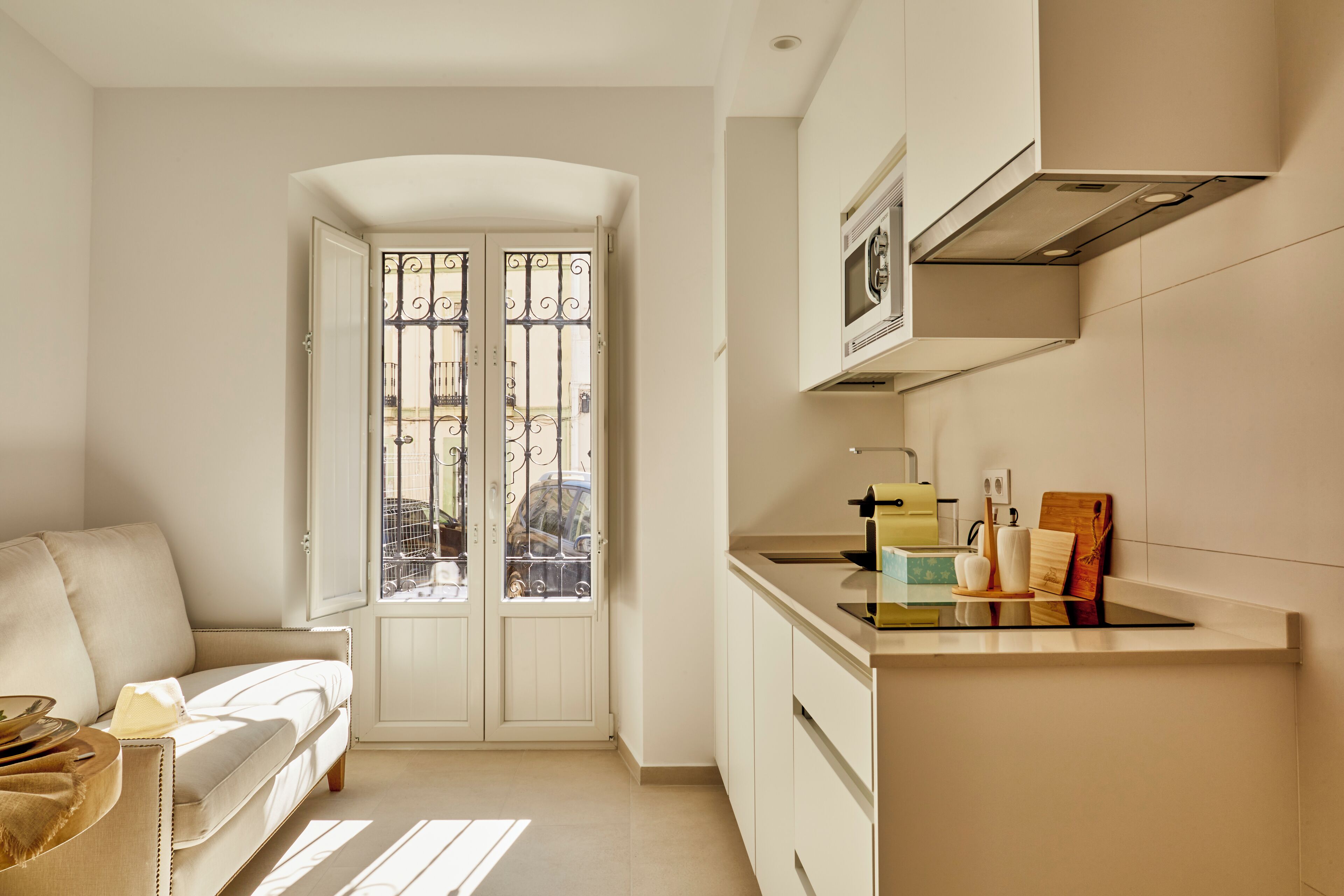 Deluxe appartement | Woonruimte | Een 32-inch smart-tv met kabelzenders