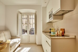 디럭스 아파트 | 거실 공간 | 케이블 채널 시청이 가능한 32인치 스마트 TV