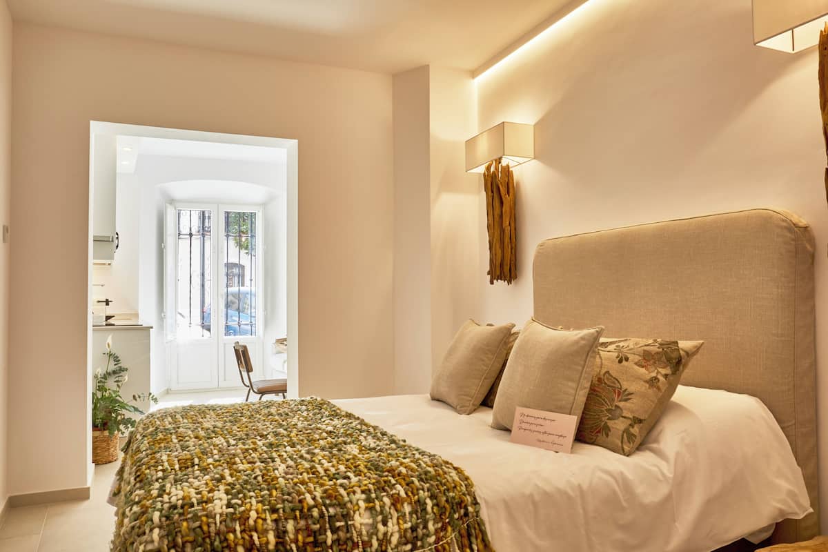 Deluxe Apartment | Soundproofing, iron/ironing board, WiFi (free)