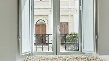 Deluxe-huoneisto, parveke | Näkymä kadulle