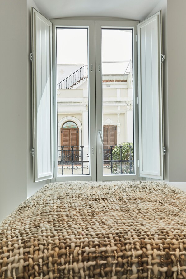 디럭스 아파트, 발코니 | 거리 뷰