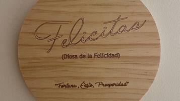 Una placa de madera circular con texto grabado.