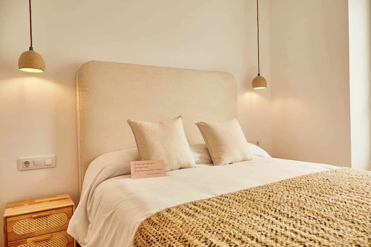 Deluxe-Apartment, Blick auf den Innenhof | Schallisolierte Zimmer, Bügeleisen/Bügelbrett, kostenloses WLAN