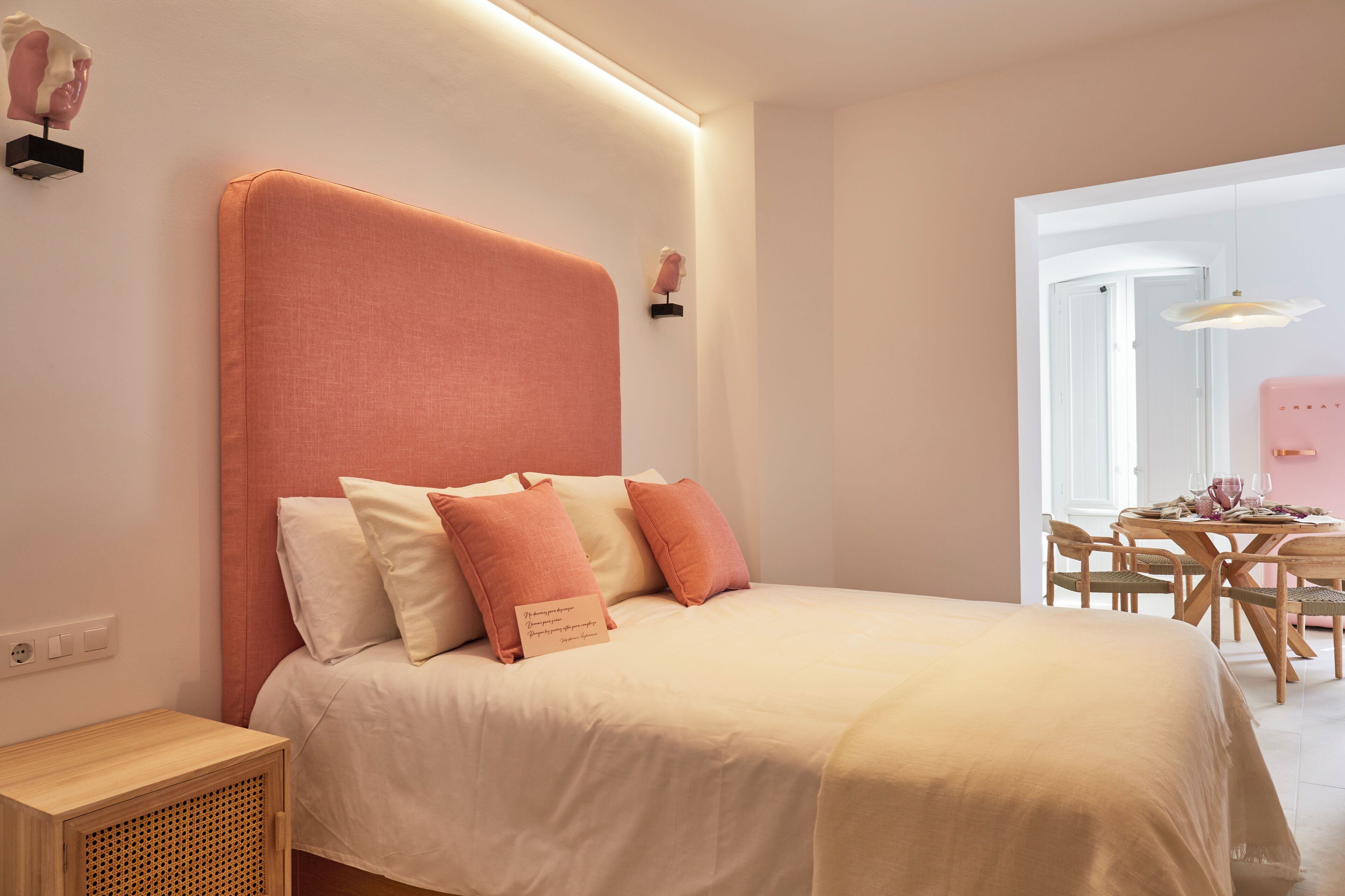 Deluxe appartement, balkon, uitzicht op de stad | Geluiddichte muren, een strijkplank/strijkijzer, gratis wifi