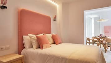 Deluxe appartement, balkon, uitzicht op de stad | Geluiddichte muren, een strijkplank/strijkijzer, gratis wifi