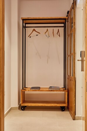 ห้องเก็บเสียง, เตารีด/โต๊ะรีดผ้า, Wi-Fi ฟรี