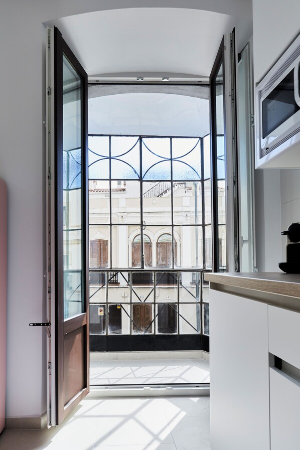 Deluxe Apartment, Balcony, City View | Soundproofing, iron/ironing board, free WiFi