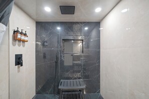 Haartrockner, Bidet, Handtücher, Seife
