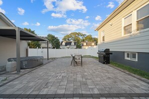 Outdoor dining - Union Oasis: Hot Tub, Grill, Gym, Games, Massage chair, EWR 10min, NYC 30 min (Union)