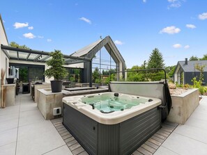 Terrace/patio - Beautiful private villa for 10 guests with hot tub, WIFI, TV, terrace and pets allowed (Prostý)