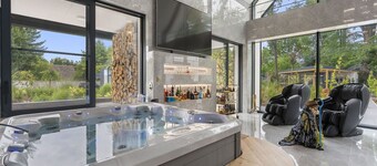 Beautiful private villa for 10 guests with WIFI, hot tub, TV, terrace and pets allowed